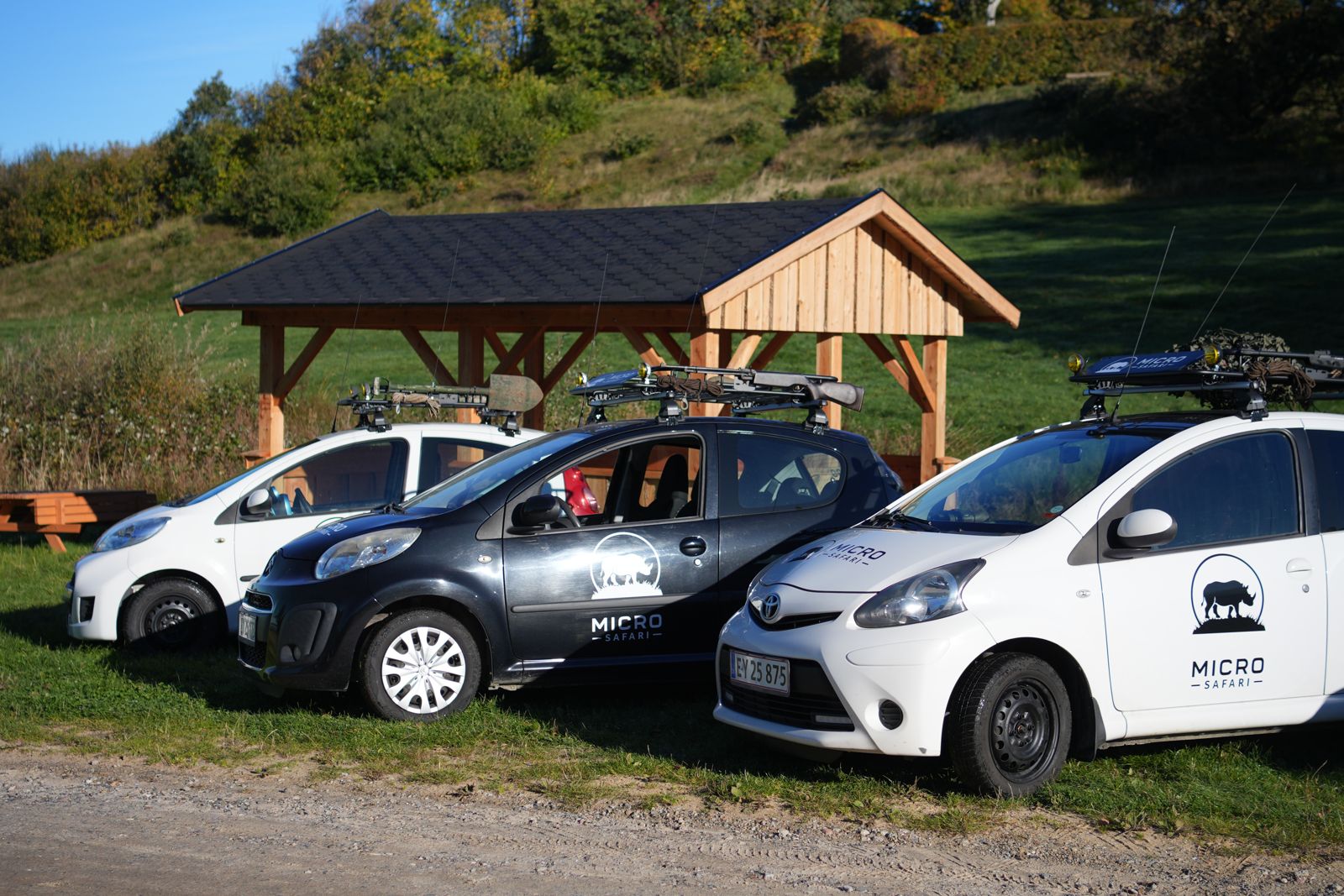 Tre Microsafari-biler parkeret ved et shelter